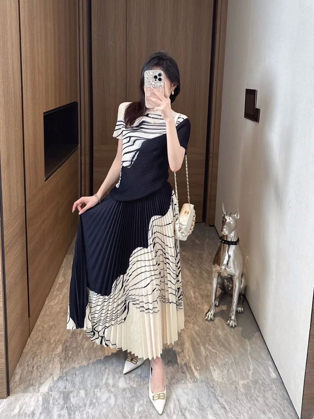 

2024 Spring/Summer New Women's Wear Contrast Color Striped Short-Sleeved Top and Pleated Dress Suit 0420