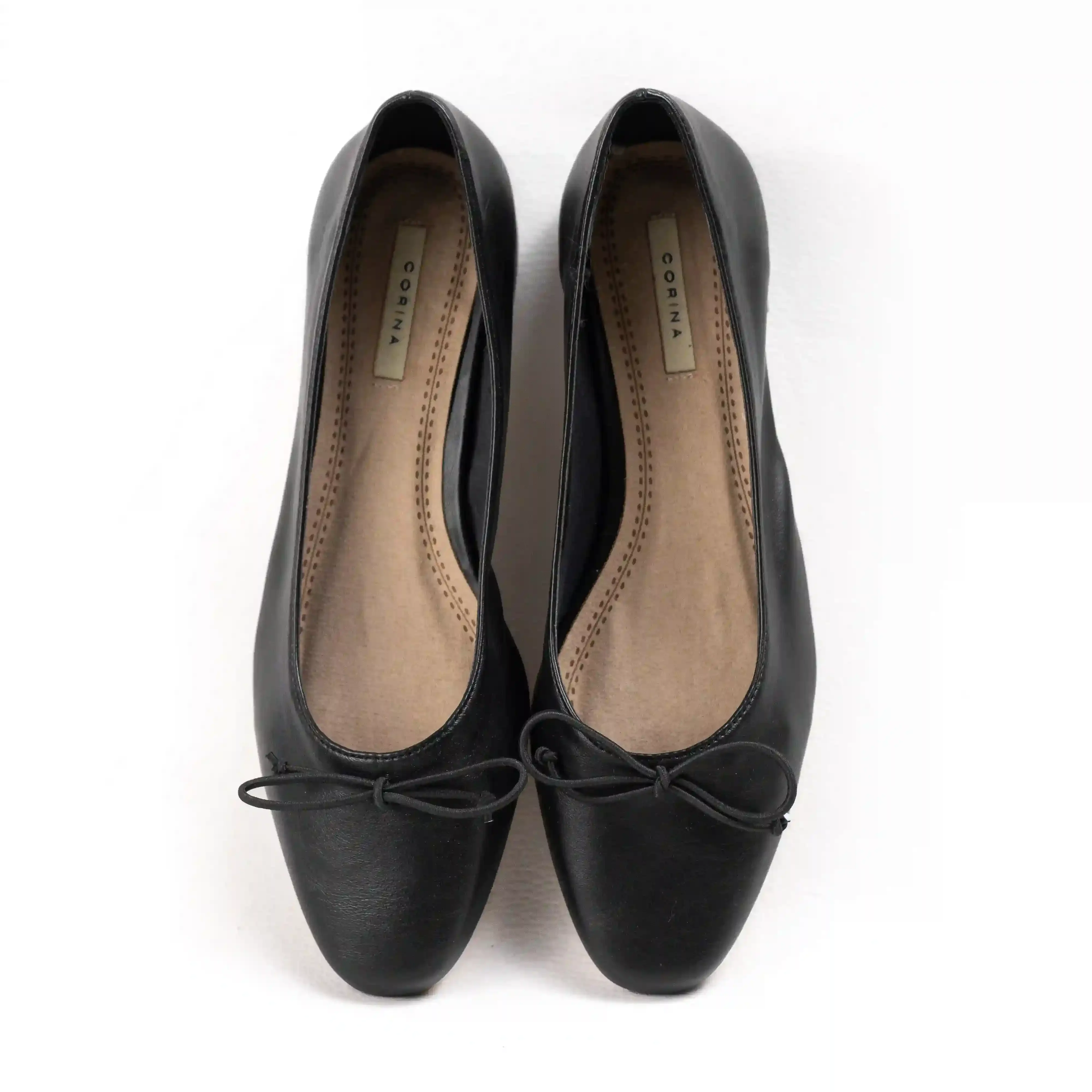 Low-heeled ballerina with leather-effect cut corina wunder spring