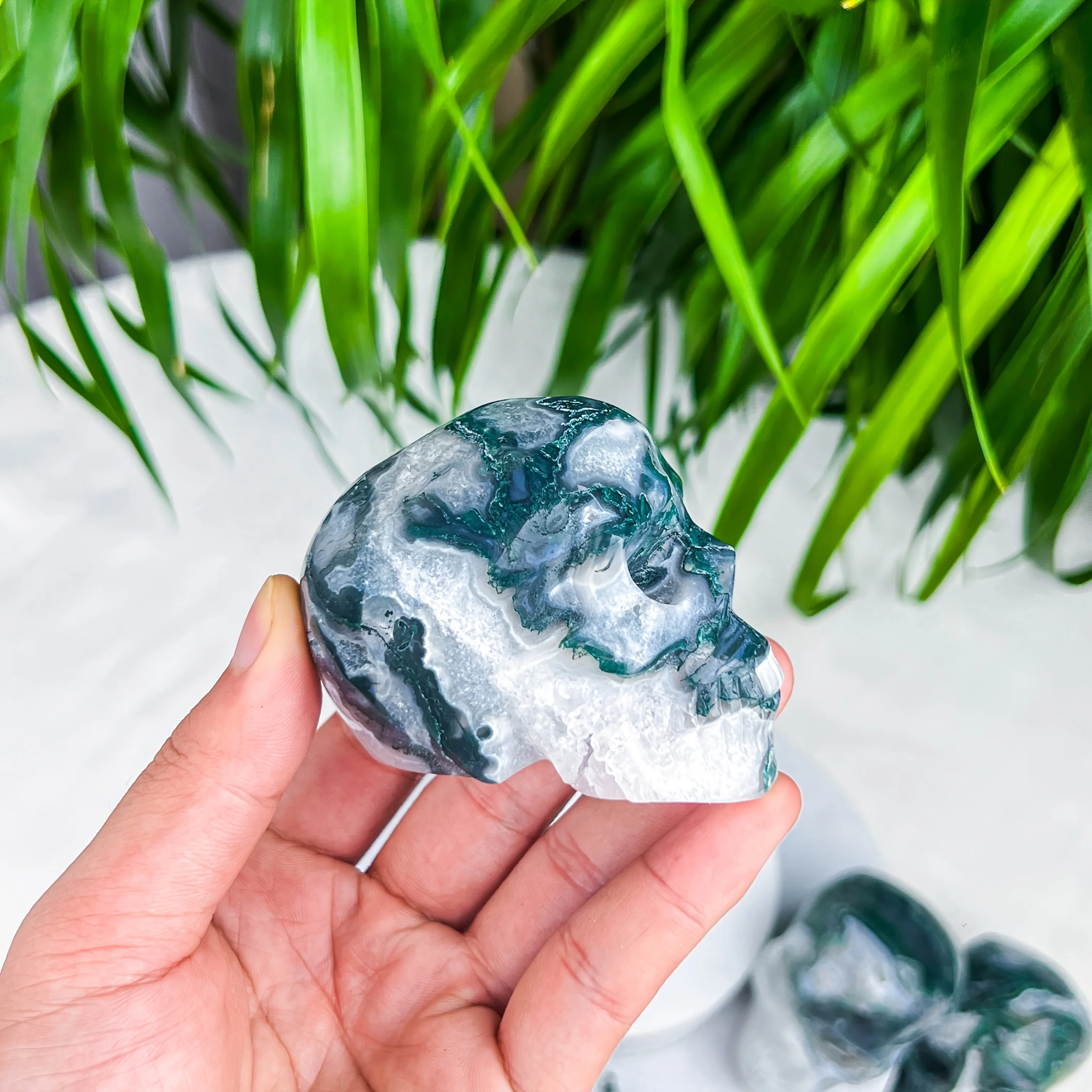 1pc Carved Skull Made from Natural Moss Agate Crystal, Polished Raw Stone, Perfect for Halloween Ghost-Themed Decor