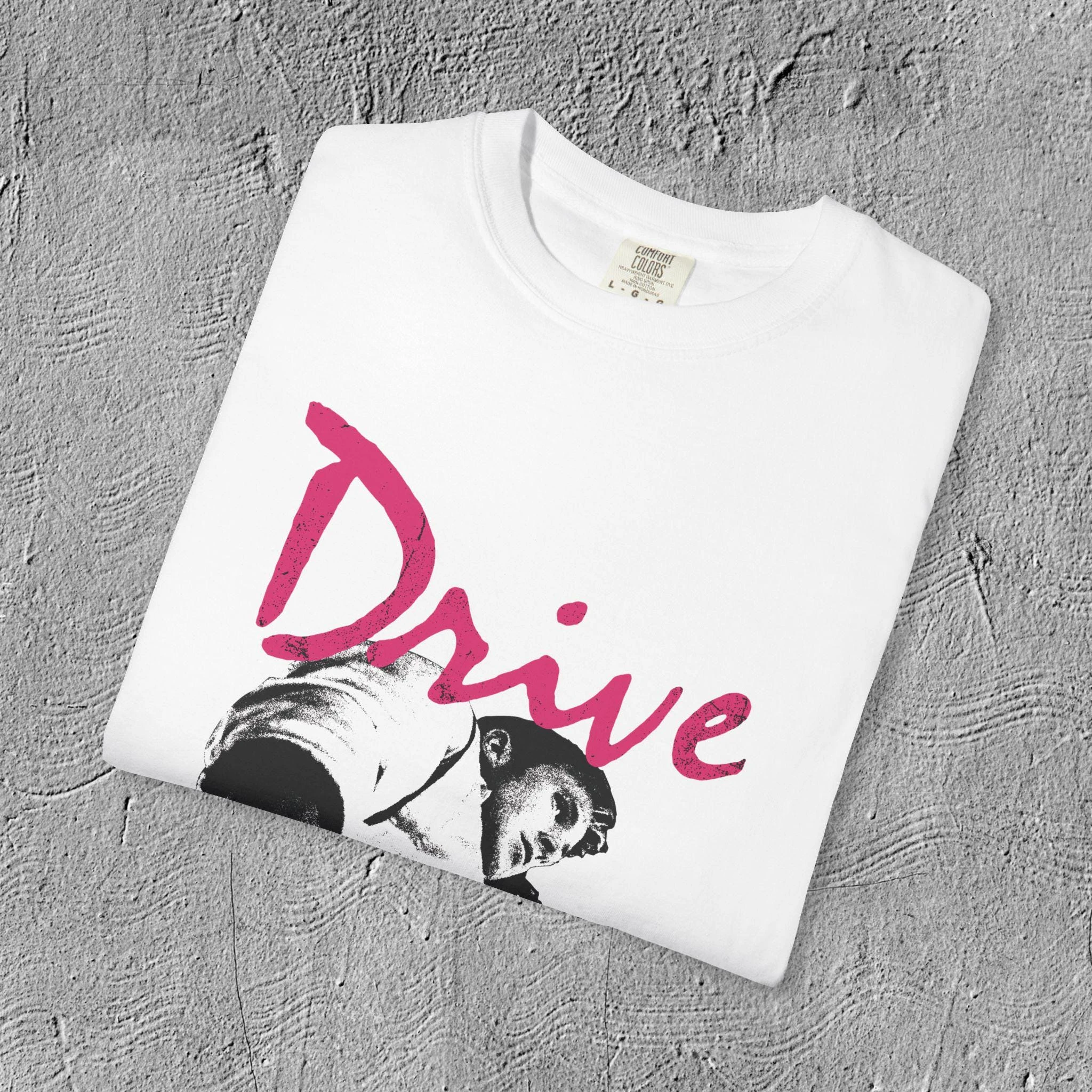 Vintage Drive T-Shirt | Ryan Gosling Grafikshirt | Film Mxxn Snow aus den 2000er Jahren – Detail 7