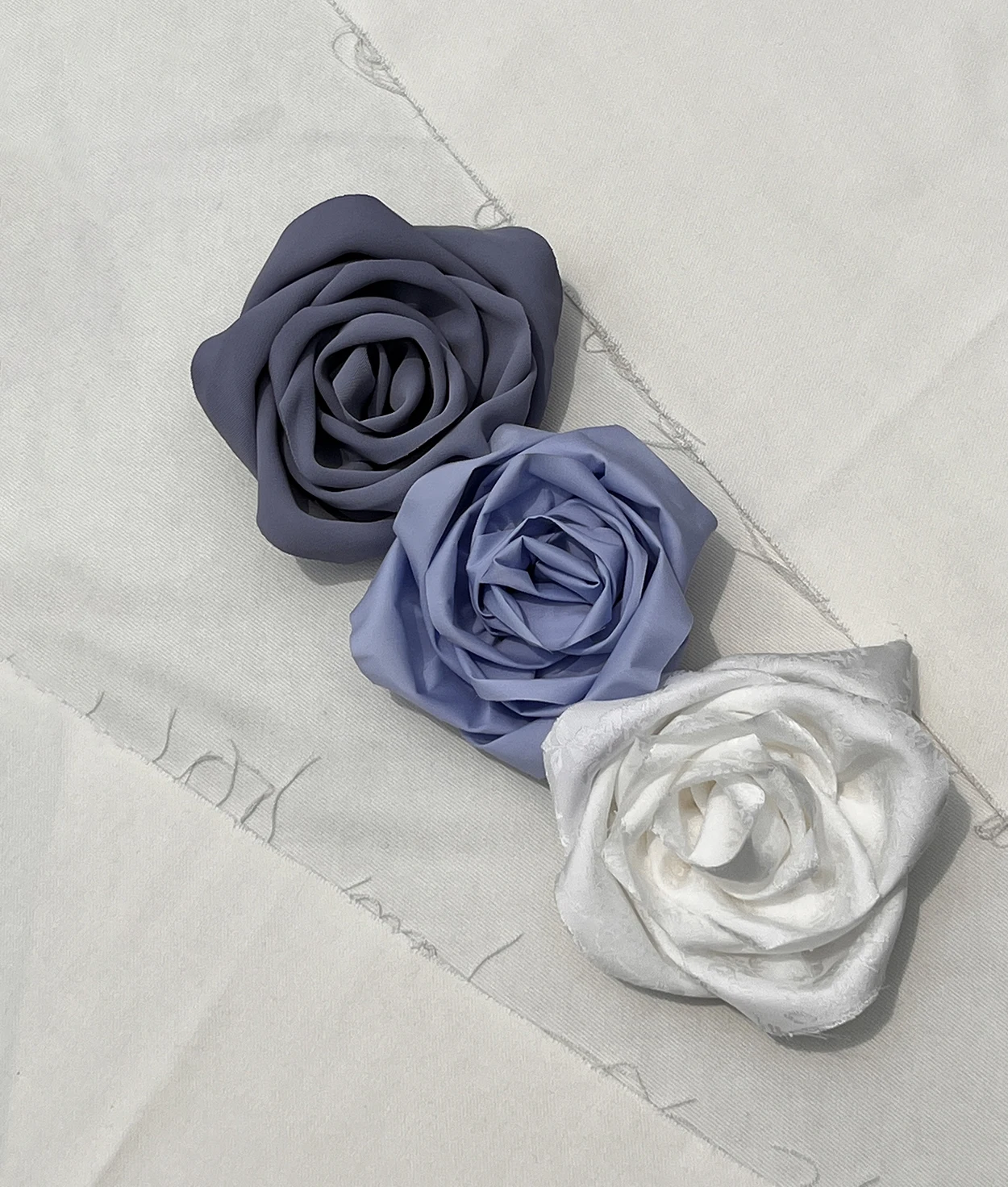 Accessoires de fleurs en satin fleuri tissés à la main avec décorations de corsage