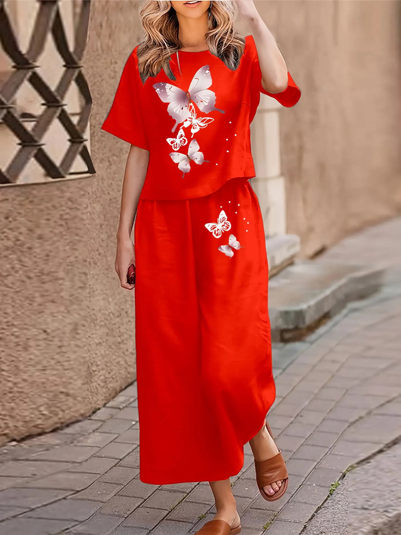 Damski komplet dwuczęściowy plus size, casualowy, koszulka z krótkim rękawem i nadrukiem, spodnie, luźny krój, okrągły dekolt.