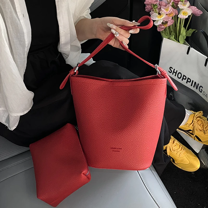 

Niche trendy underarm mother bag 2025 new simple and fashionable bucket bag commuting versatile shoulder bag