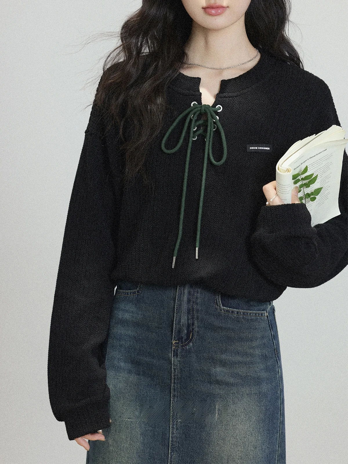 

Черная женская футболка с круглым вырезом и эффектом тай-дай, длинный рукав, весна 2026, свободный крой, универсальный, стройнящий топ, модный дизайн с завышенной талией