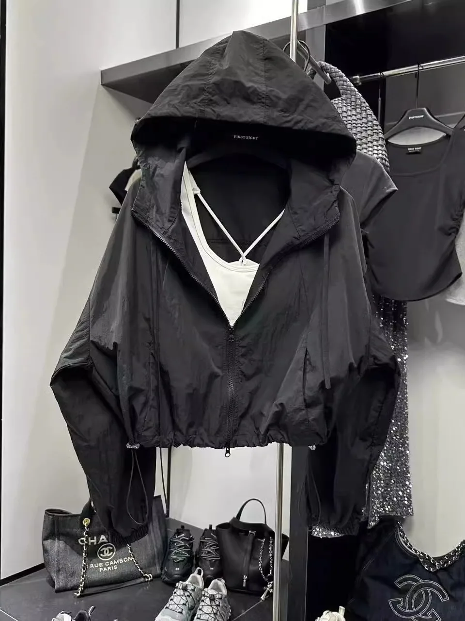 سترة نسائية سوداء عصرية غير رسمية صيف 2025 فضفاضة قصيرة للعمل واقية من الشمس ومقاومة للرياح بأسلوب عملي #3