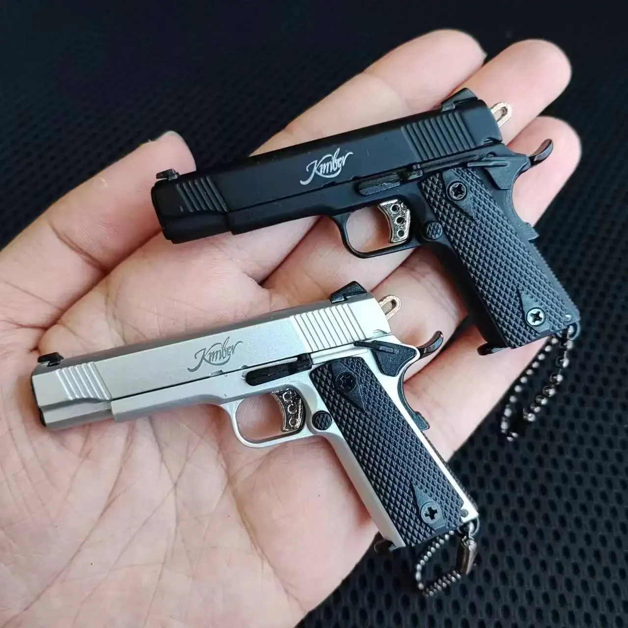 合金ミニM1911ピストルキーホルダー,取り外し可能なペンダント,PUBG武器のおもちゃモデル,大人と子供へのギフト,1:3