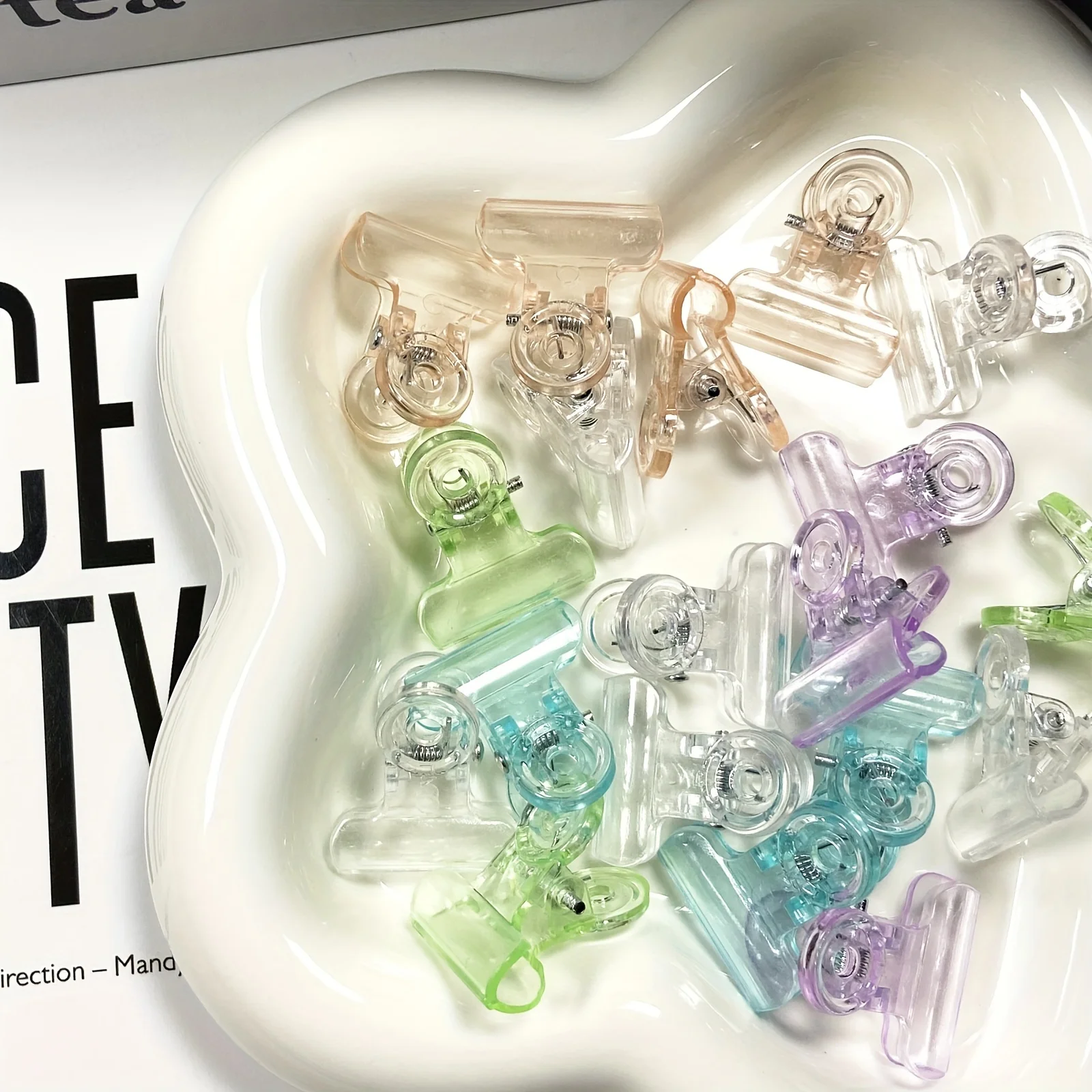 10pcs Small Plastic Clips in Various Colors, Measuring 2.21 cm, Ideal for Securing Labels And Great for Use in Shops,Kitchens