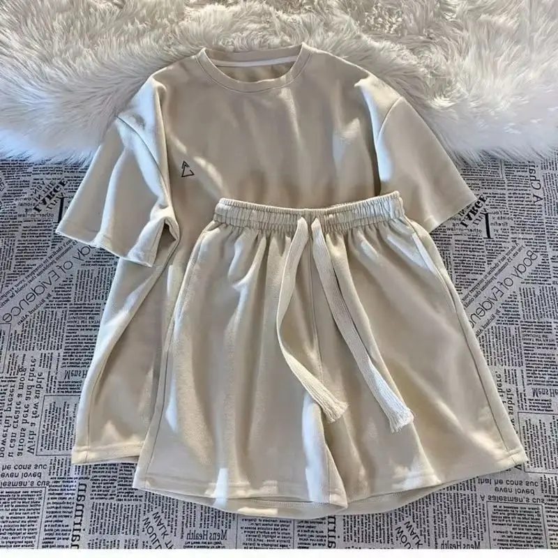 

Женский корейский спортивный костюм, повседневная футболка с короткими рукавами, летняя новая свободная мода для колледжа, универсальные топы и шорты, комплект из двух предметов