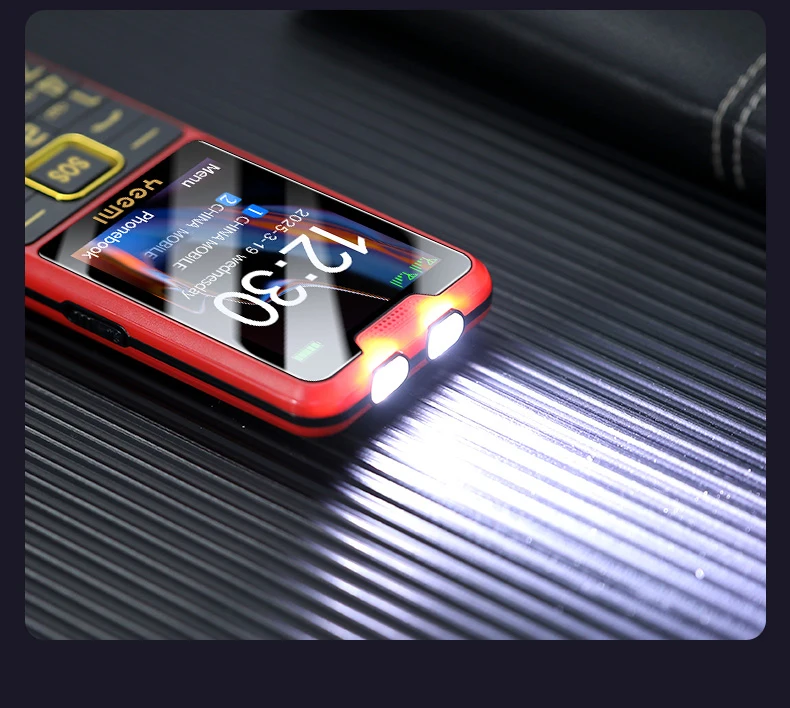YEEMI K3 Super Thin Mobile Phone 2.4inch HD Screen GSM 2G Dual SIM Card Long Standby Flashlight Camera Type-C Button Phone
