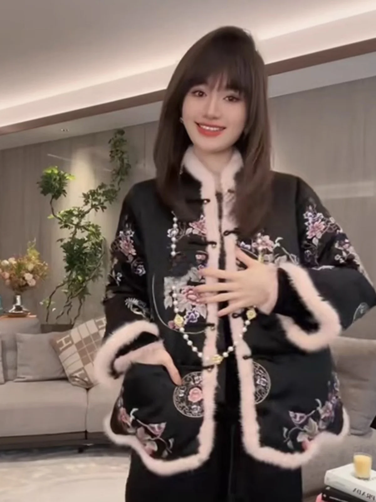 

Новый китайский хлопковый тюнет с вышивкой, женский осенне-зимний костюм Тан, высококачественный потертый воротник-стойка на пуговицах...