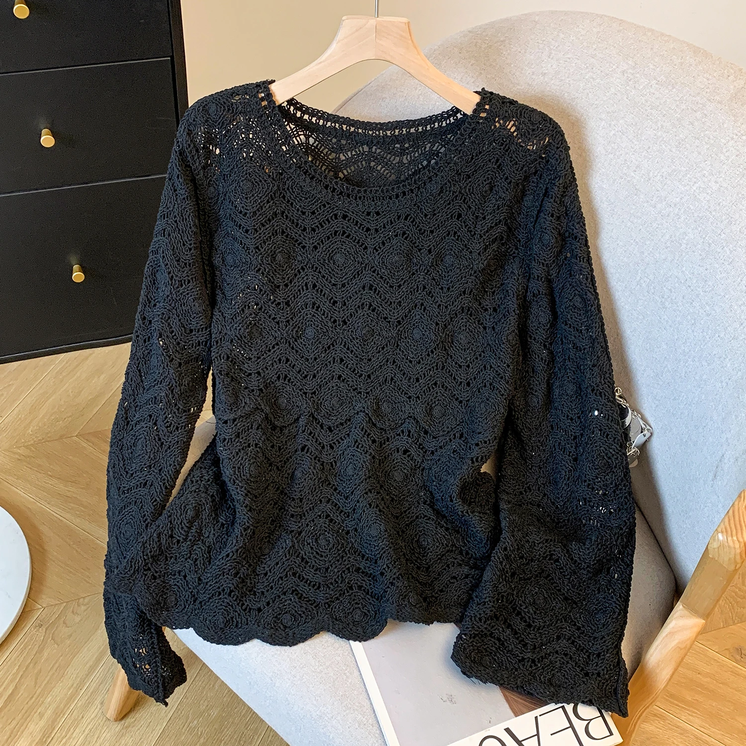 เสื้อถักผู้หญิงลำลองทรงหลวม แขนยาว แต่งลูกไม้ฉลุลาย ผ้าถักเนื้อบางเบา ผสมโพลีเอสเตอร์และผ้าฝ้าย