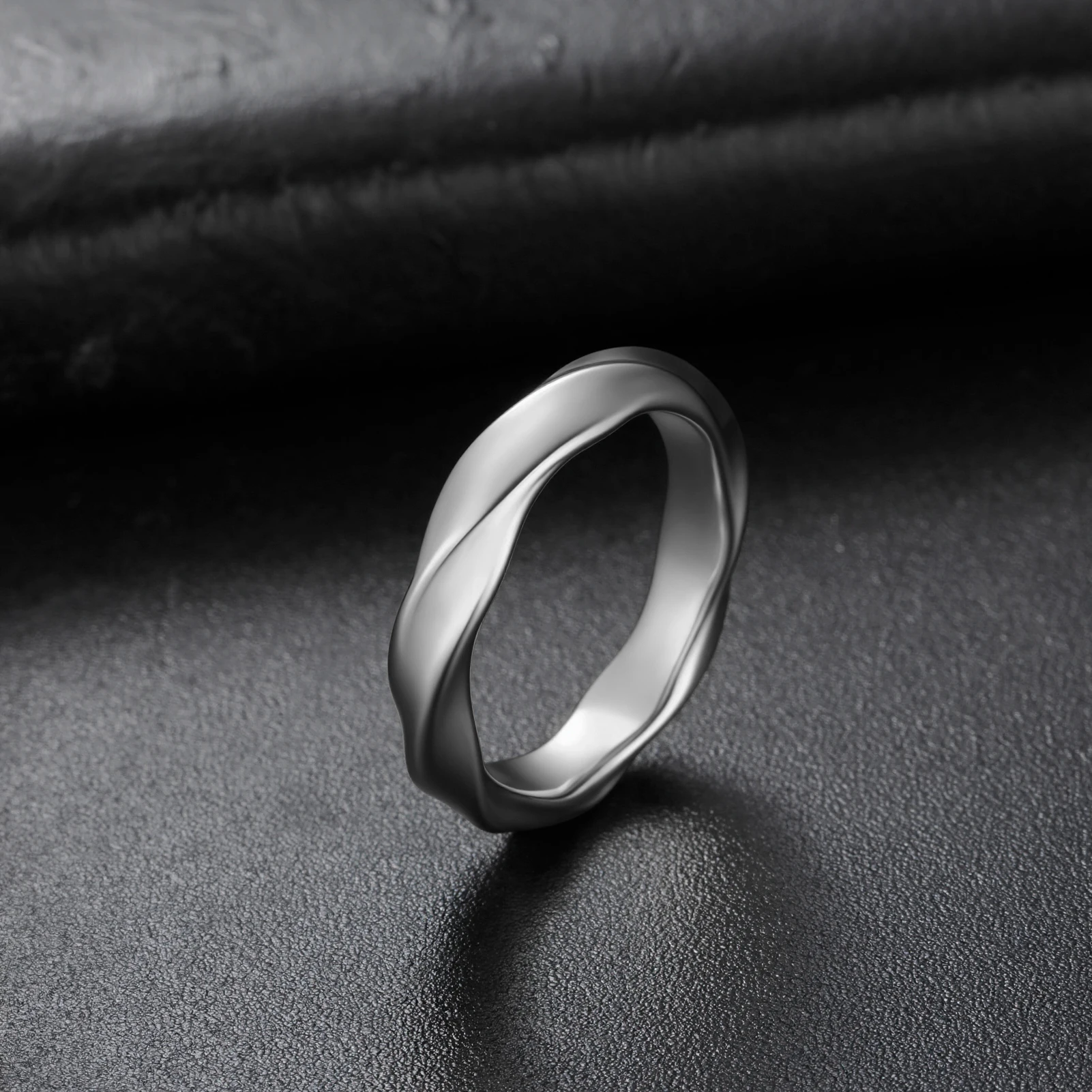 Kkjoy Möbius-Ring aus Edelstahl, goldfarben, silberfarben, gedrehtes Band, minimalistisch, für Paare, trendiger Schmuck, Geschenke, verschiedene Größen für Männer und Frauen – Detail 4