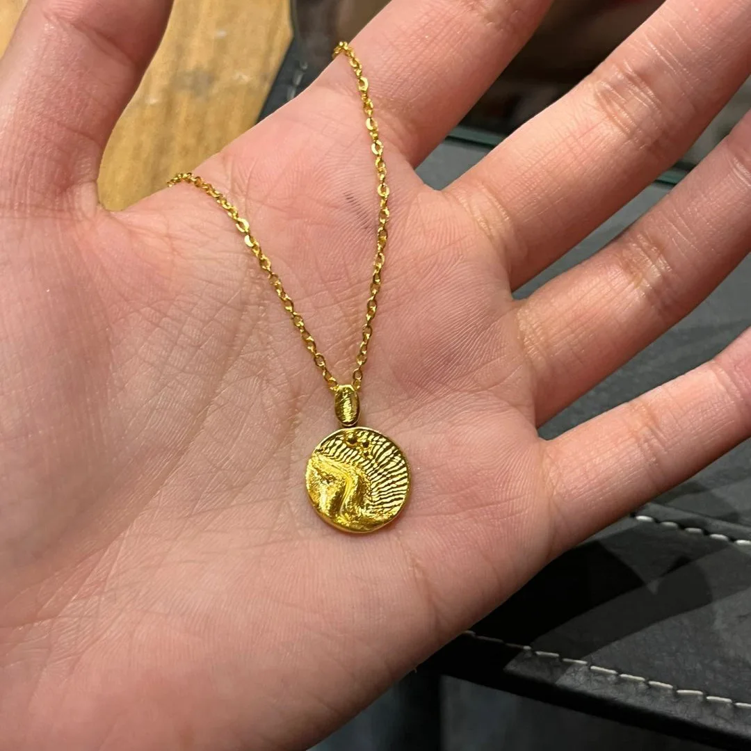 Classic circular Embossed pendant glossy light luxury and exquisite retro design collar chain unique necklace jewelry gift