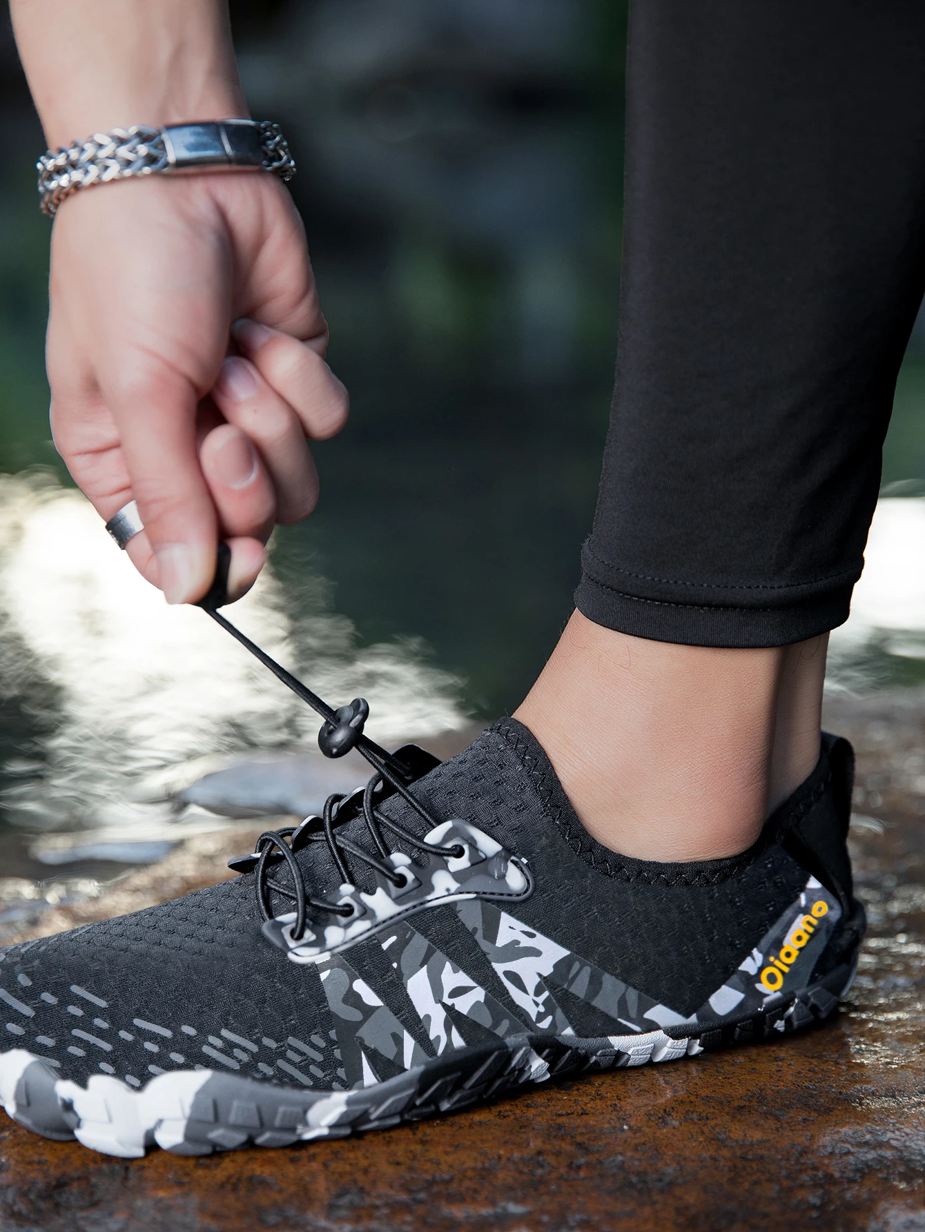 حذاء Oiaano للجنسين للرجال والنساء مضاد للانزلاق ومتين للمياه السوداء وحيد القدمين ونعل ناعم يسمح بمرور الهواء ورياضة المشي في الهواء الطلق والجري
