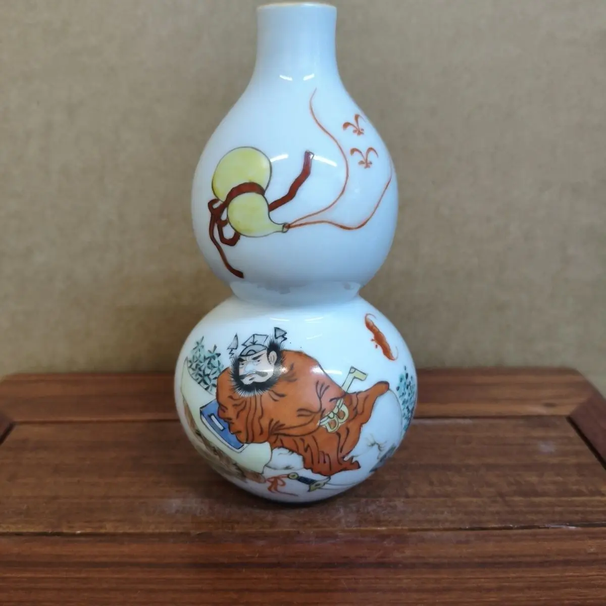 Antique Hand Painted Ceramic Gourd Jar With Zhong Kui Portrait Decorative Ornament For Desktop And Home Display