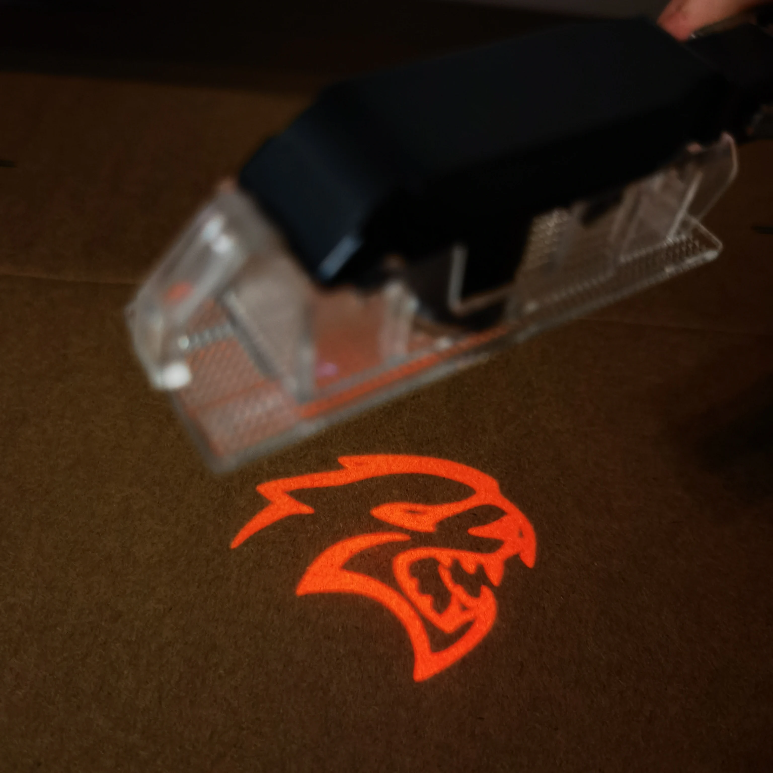 Luz de sombra fantasma de leopardo rojo, 2 uds., luz de bienvenida de cortesía, luz LED para puerta apta para Scat Pack Challenger 2008-2019, cargador 2016-19