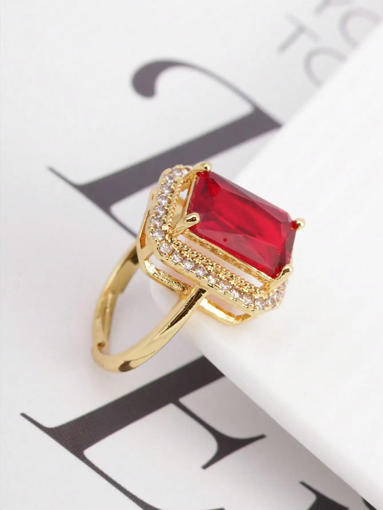 1 Piece Copper Palace-Style Rectangular Open Ring Inlaid with Large Red Rhinestones, New 18K Gold-Colored Jewelry Ring, Vintage Luxurious and Fashionable, Suitable for Women's Daily Wear, Parties, Gatherings, as a Gift for Mom, Gift for Elders, Social Gift-Giving