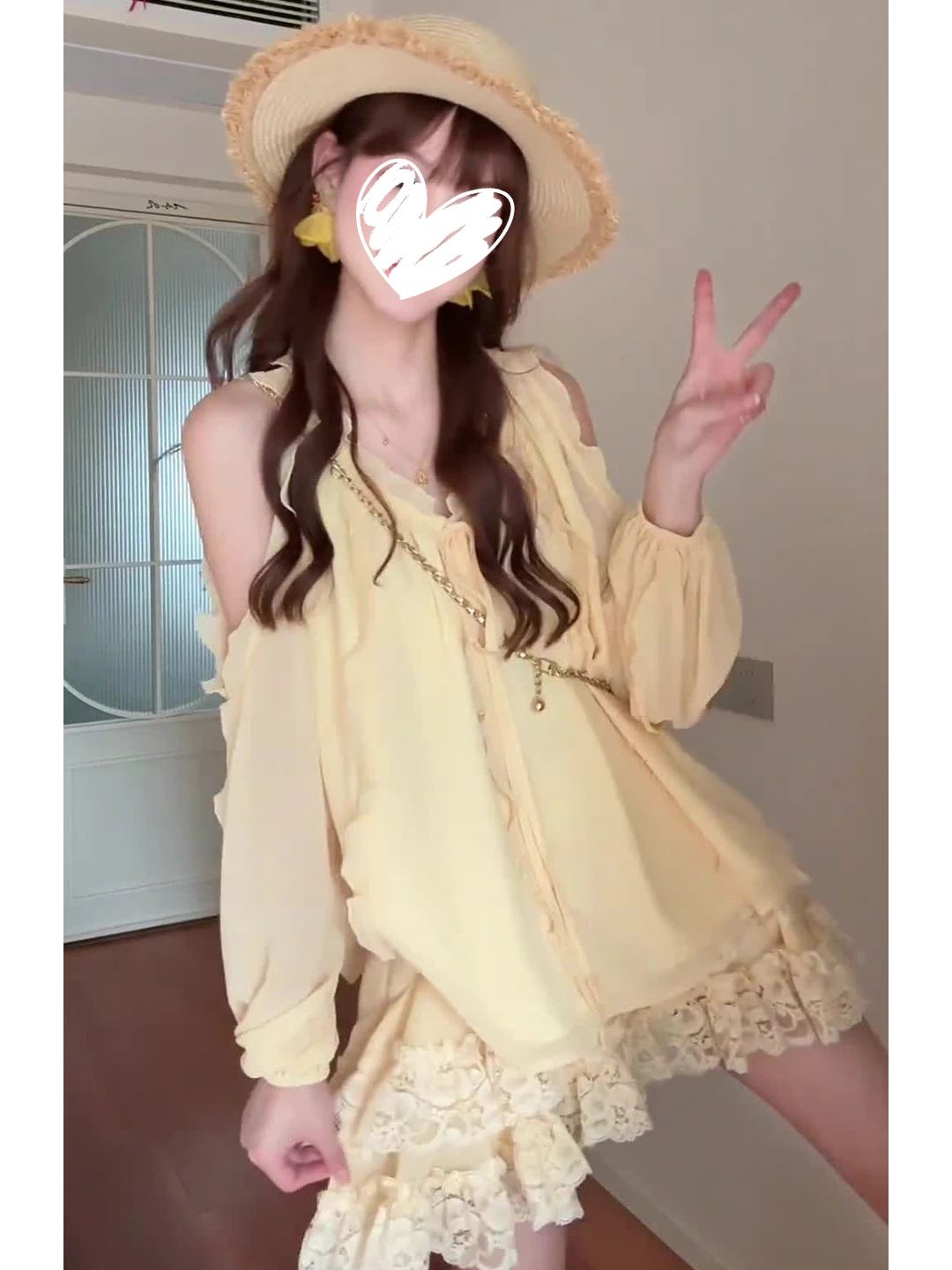 

Летний повседневный комплект: Желтый топ с кружевной отделкой и длинными рукавами для защиты от солнца и юбка А-силуэта. Женская мода 2026.