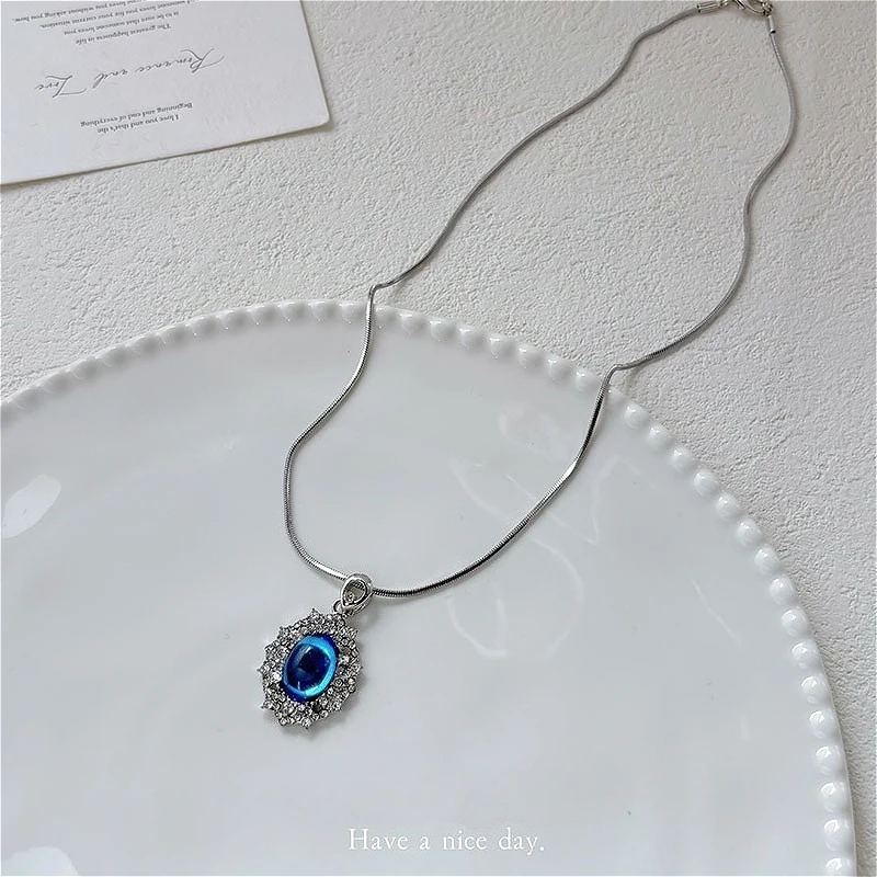 Ожерелье с подвеской в виде синего мерцающего крыла бабочки ручной работы - изысканный нишевый дизайн, изящная цепочка на ключицу, идеальный подарок для женщин