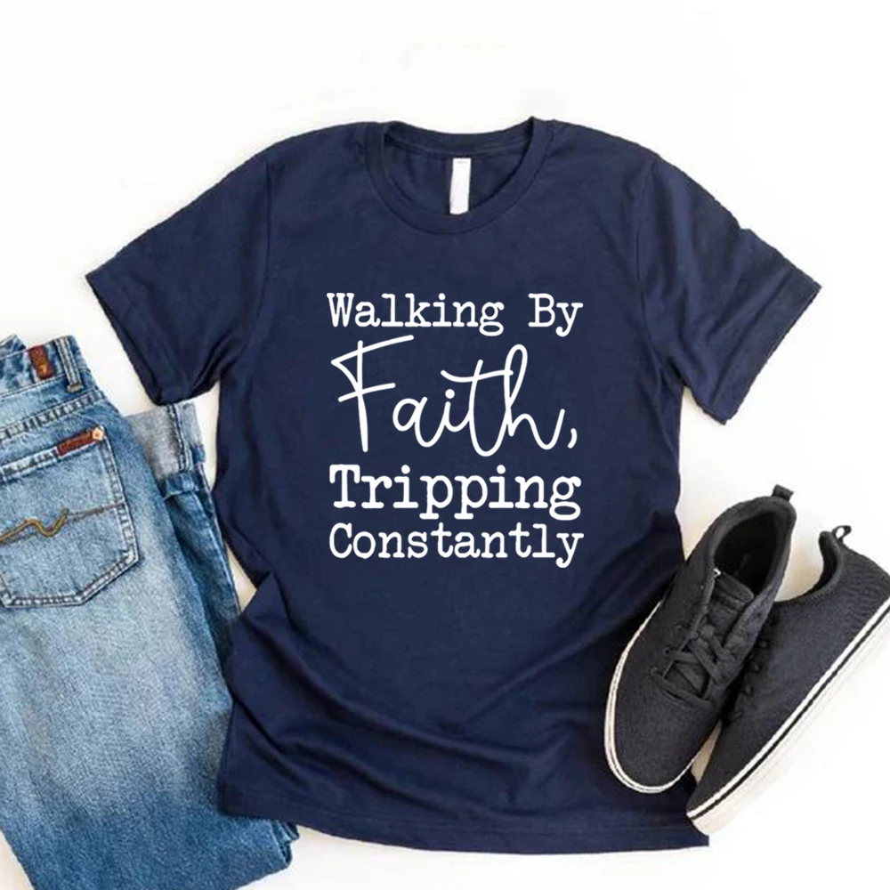 Walking By Faith Tripping T-shirt costantemente ispiratrice Camicia cristiana T-shirt grafiche a maniche corte da donna Regalo cristiano