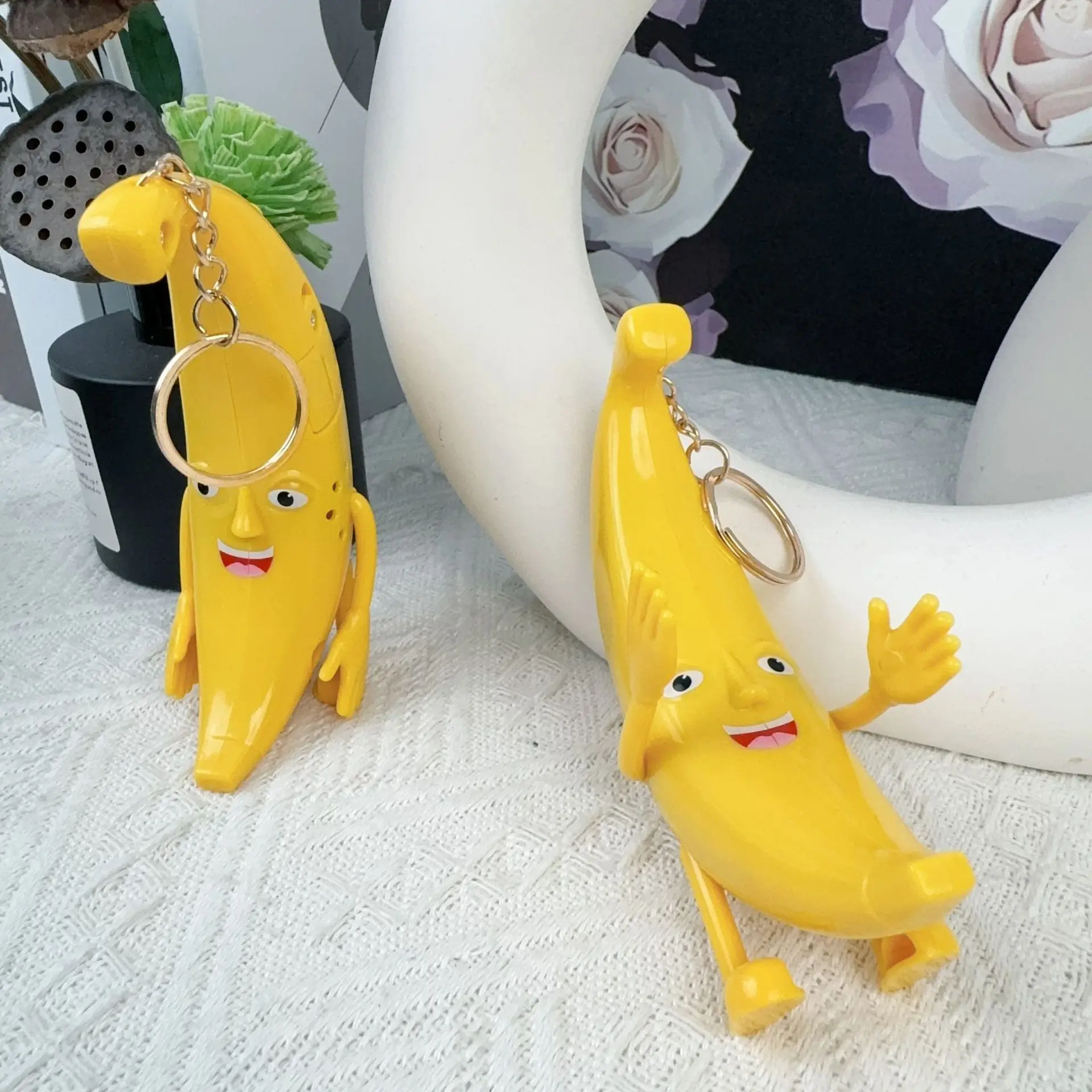 Engraçado dos desenhos animados soando cantando banana boneca pingente articulações som móvel chaveiro engraçado charme das crianças spoof presente brinquedos