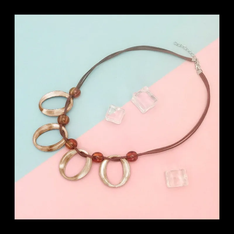 خمر تقليد الجلد المدبوغ المنسوجة مريلة قلادة المرأة الاكريليك قلادة الترقوة سلسلة مجوهرات جديدة