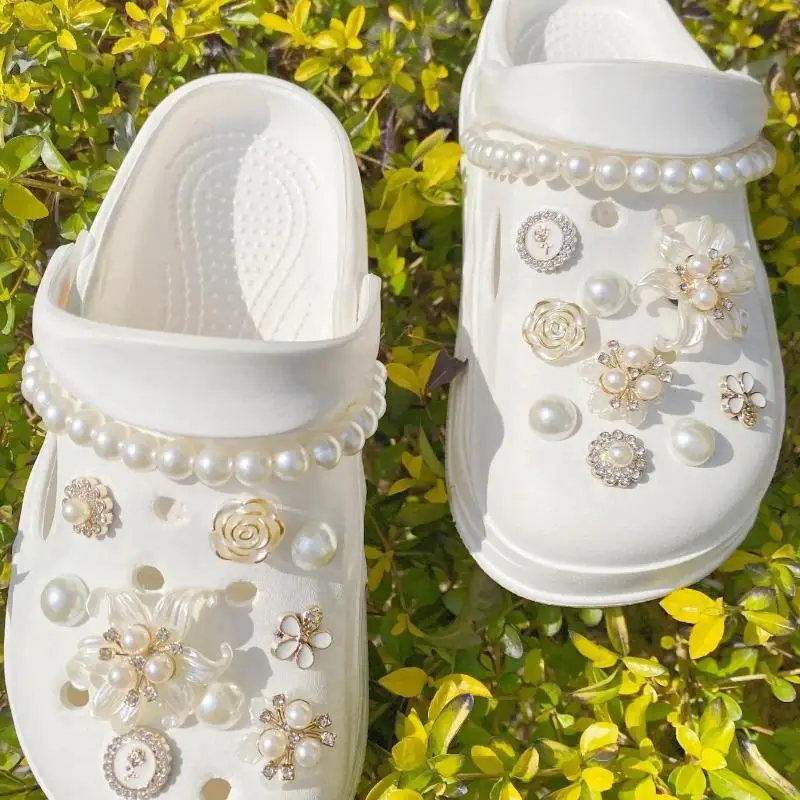 

〔CC88〕White Camellia Flower Elegant Pearl Chain Shoe Clip DIY Detachable Shoe Charm for Foam Clogs Fashion Holey Shoes Decor