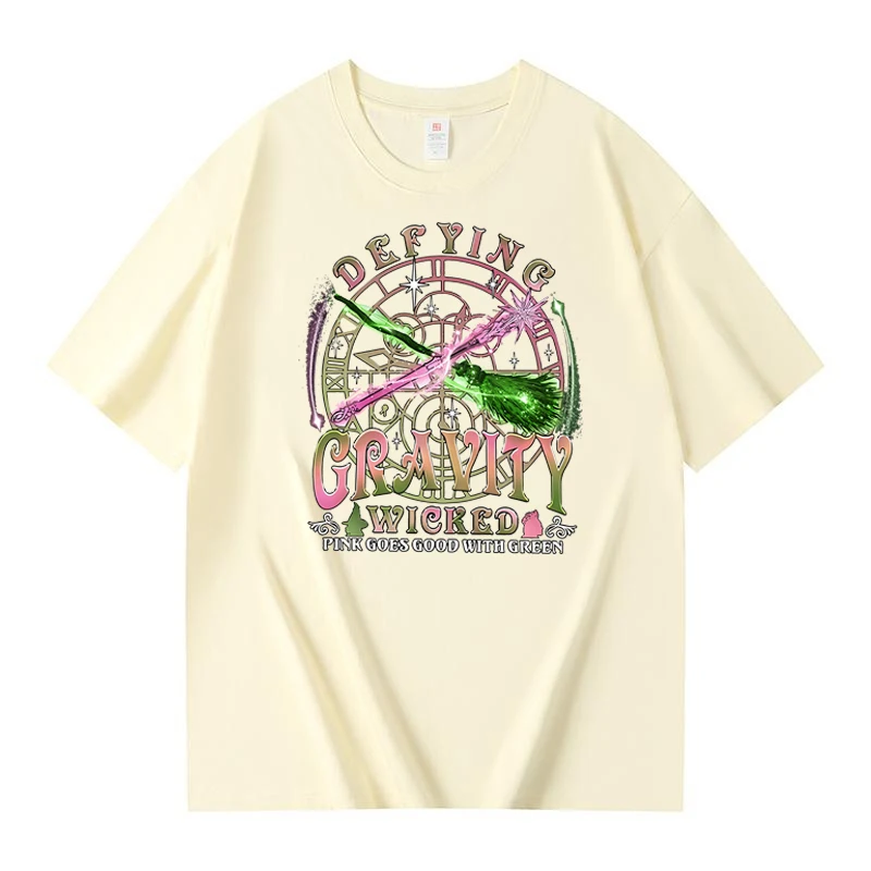 Varita mágica de palo de escoba, camisa de fan de película, camisa de gravedad malvada y desafiadora, malvada el musical, rosa va bien con camisa verde