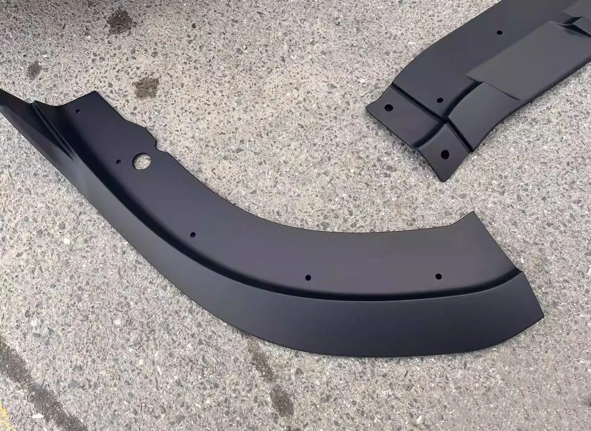 طقم الجسم مادة PP الشفة الأمامية لكرايسلر 300C SRT 15-22 تحويل 23 نمط جديد مجرفة أمامية ملحقات السيارة المحيطة