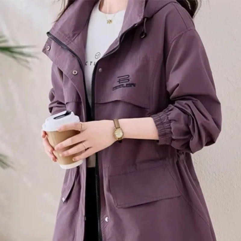 

Весенне-осенняя ветровка, верхняя одежда, женский плащ, новинка 2026, корейская версия, повседневное пальто средней длины с капюшоном и завязкой на талии