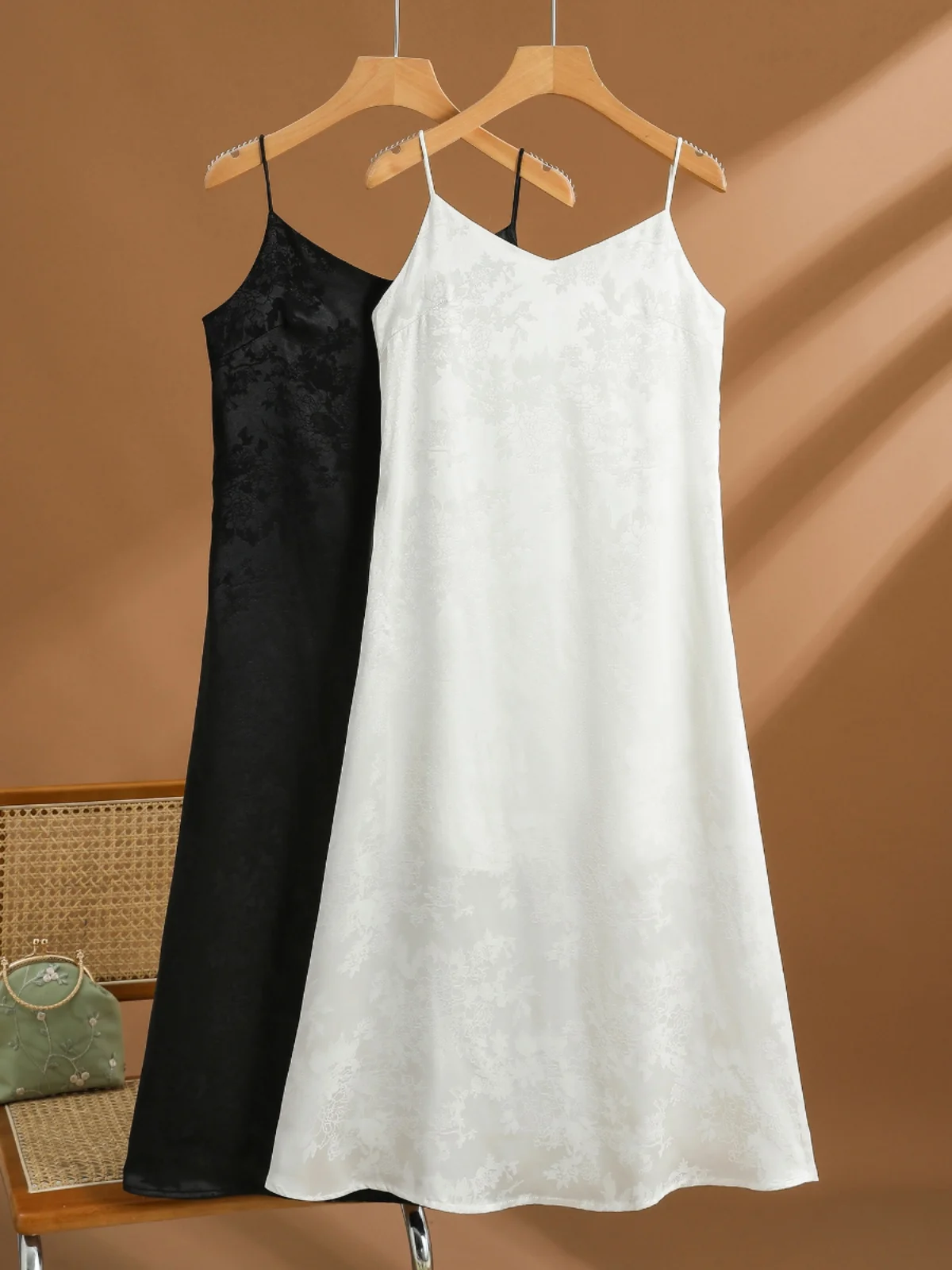 Robe longue trapèze en Satin et acétate chinois brodé, avec fermeture éclair latérale, avec sangle, nouvelle collection été 2024