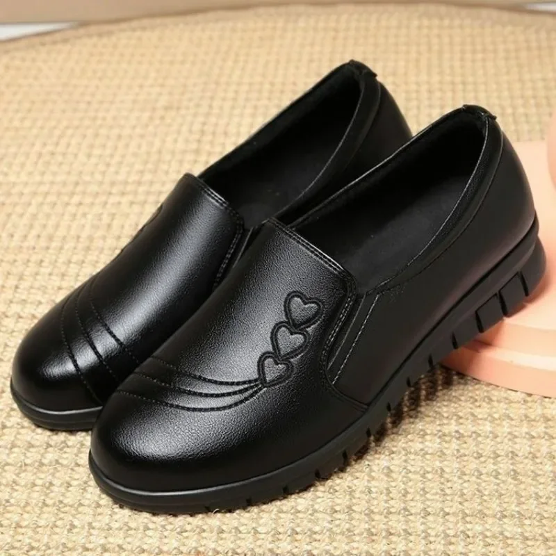 New Soft Soled Mother Black Single Shoes Leather Non-slip Casual Comfortable Middle-aged Ladies Flat Shoes Ladies Leather Shoes