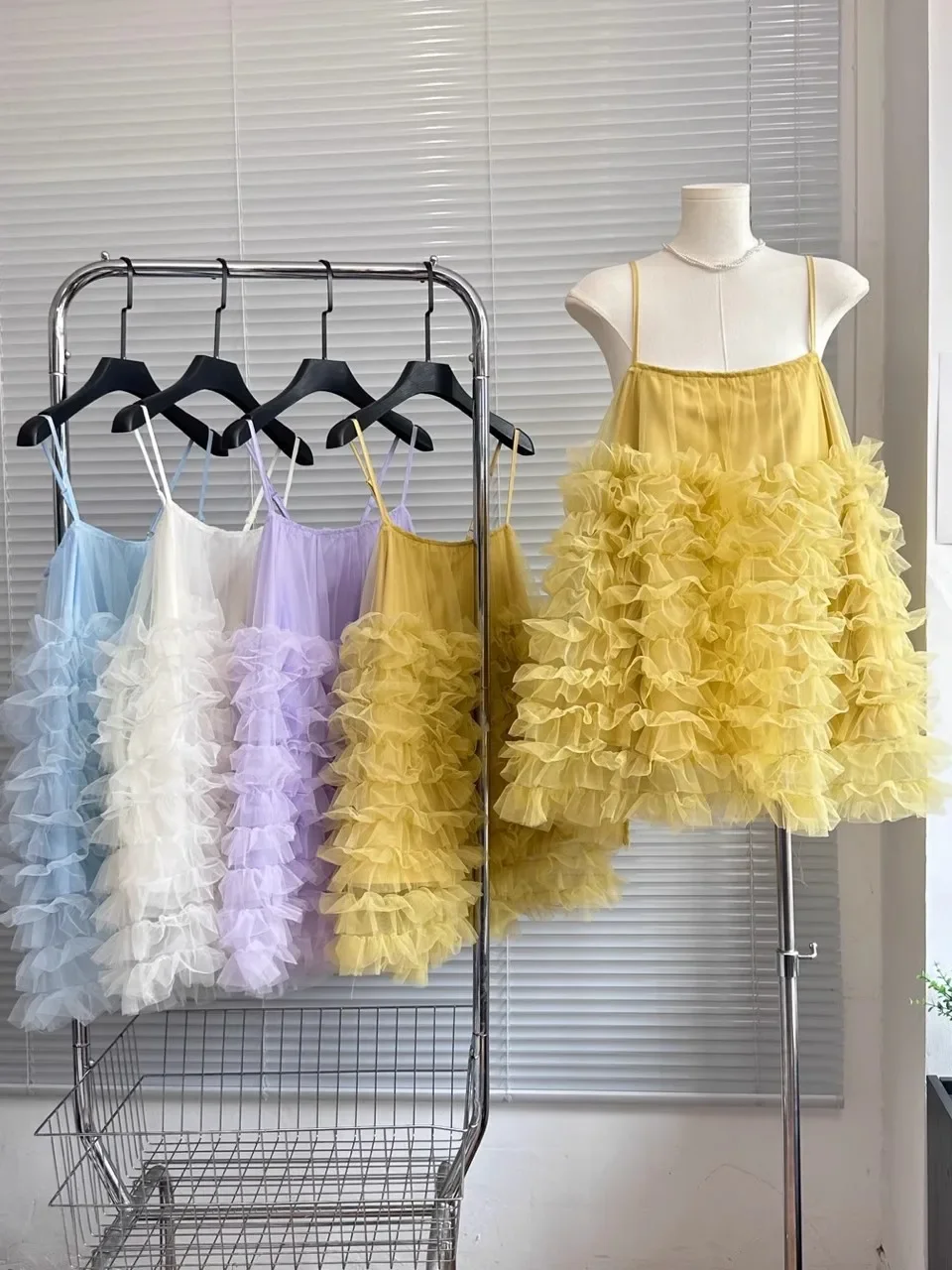 Ärmelloses Kleid im französischen Stil, modisch, sexy, einfarbig, mehrfarbig, Netzstoff, lockeres Minikleid, 2025, neue Sommerfrauen