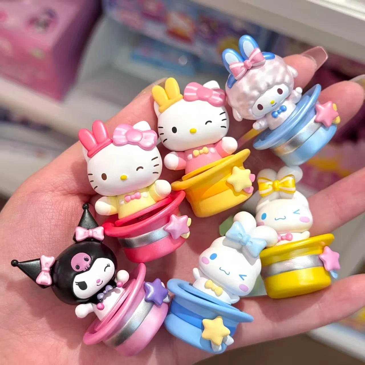 Nowa Niesamowita Seria Magicznych Kapeluszy Śliczne Zawieszki Niespodzianki Modne Zabawki Blind Box Mini Ozdoby Ręcznie Robione Prezenty Lalki z Kreskówek