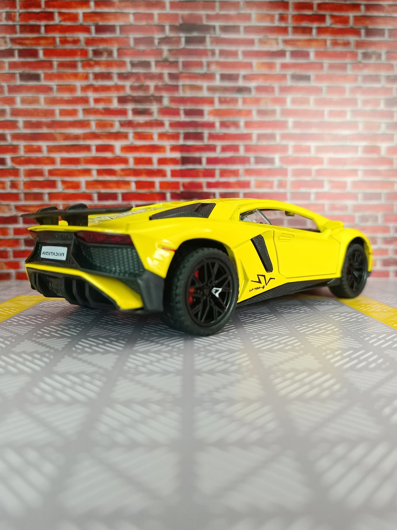 

1:32 LP750-4 Alloy Car Model Sports Car Metal Toy Big Bull Supercar can be given as a birthday gift to friends