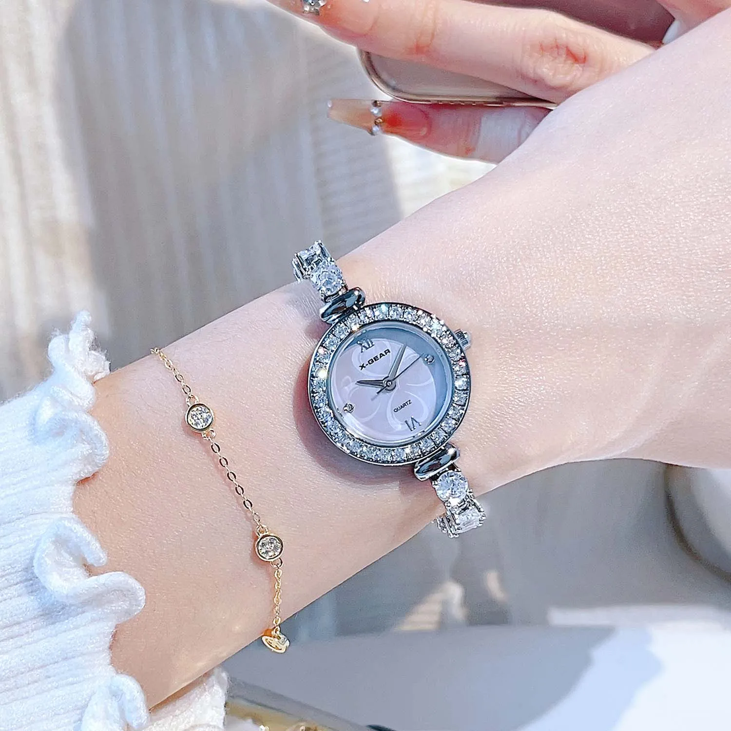 Elegant and fashionable light luxury women's watch waterproof featuring a four-leaf clover design with diamond-encrusted strap