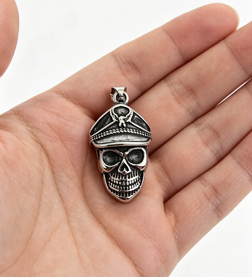 Retro cast pirate skull stainless steel pendant, waterproof and non-fading blackening process, necklace keychain accessory