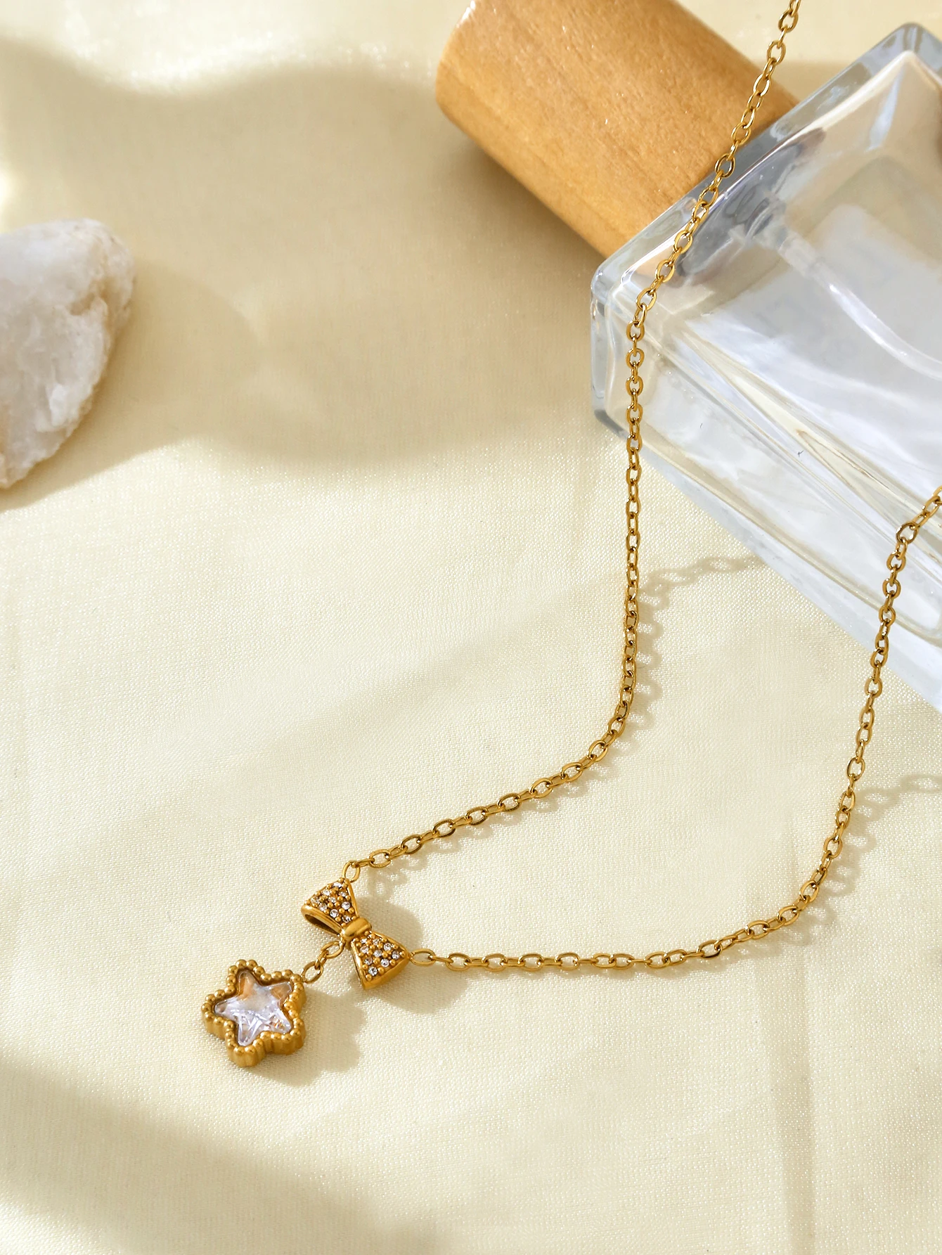 Ins vento simples moda personalidade temperamento diamante aço inoxidável 18k banhado a ouro borboleta estrela pingente colar feminino