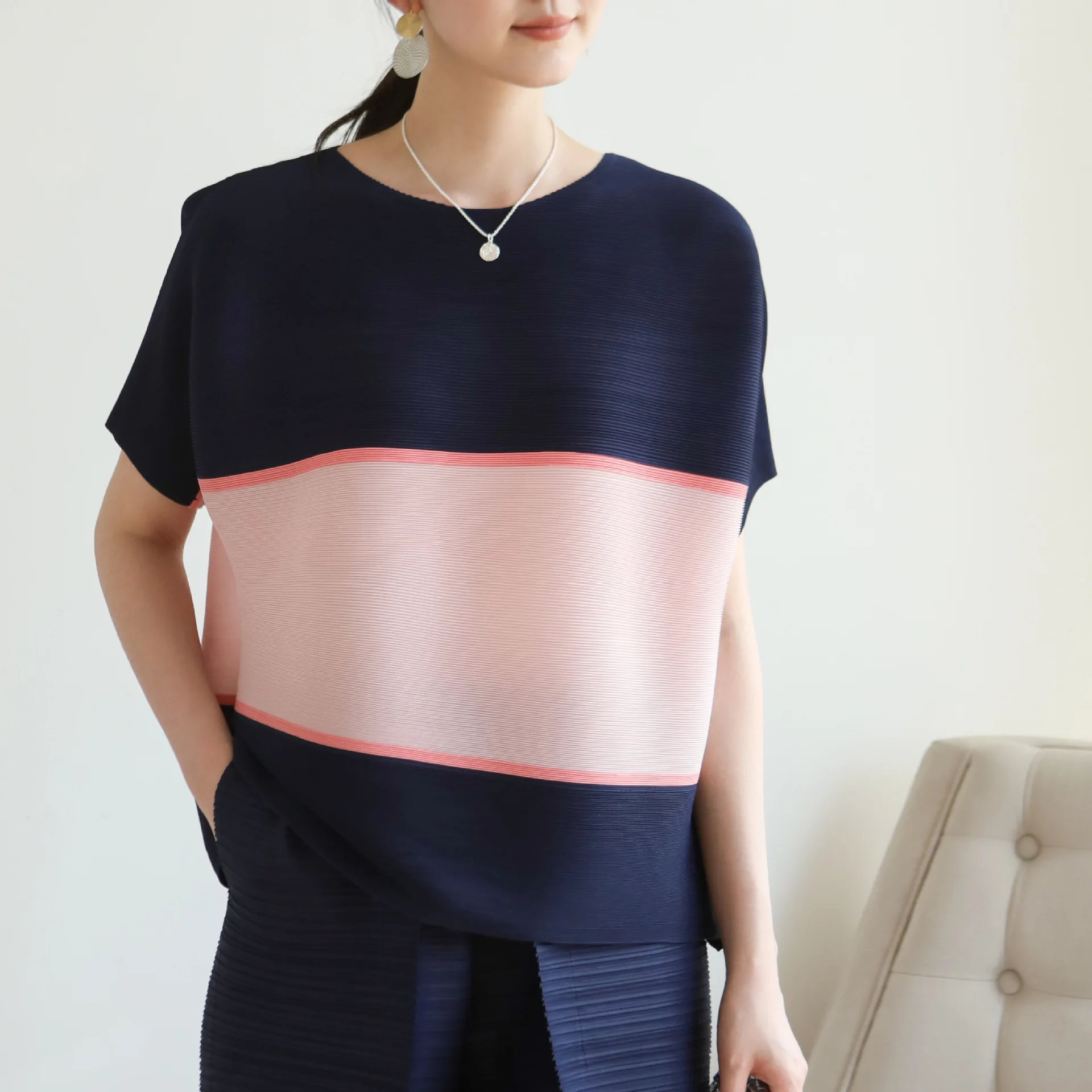 

Miyake Pleated Summer Women Tshirt New Fashion Versatile O-neck Sleeveless Stripes Color Blocking Cover Top