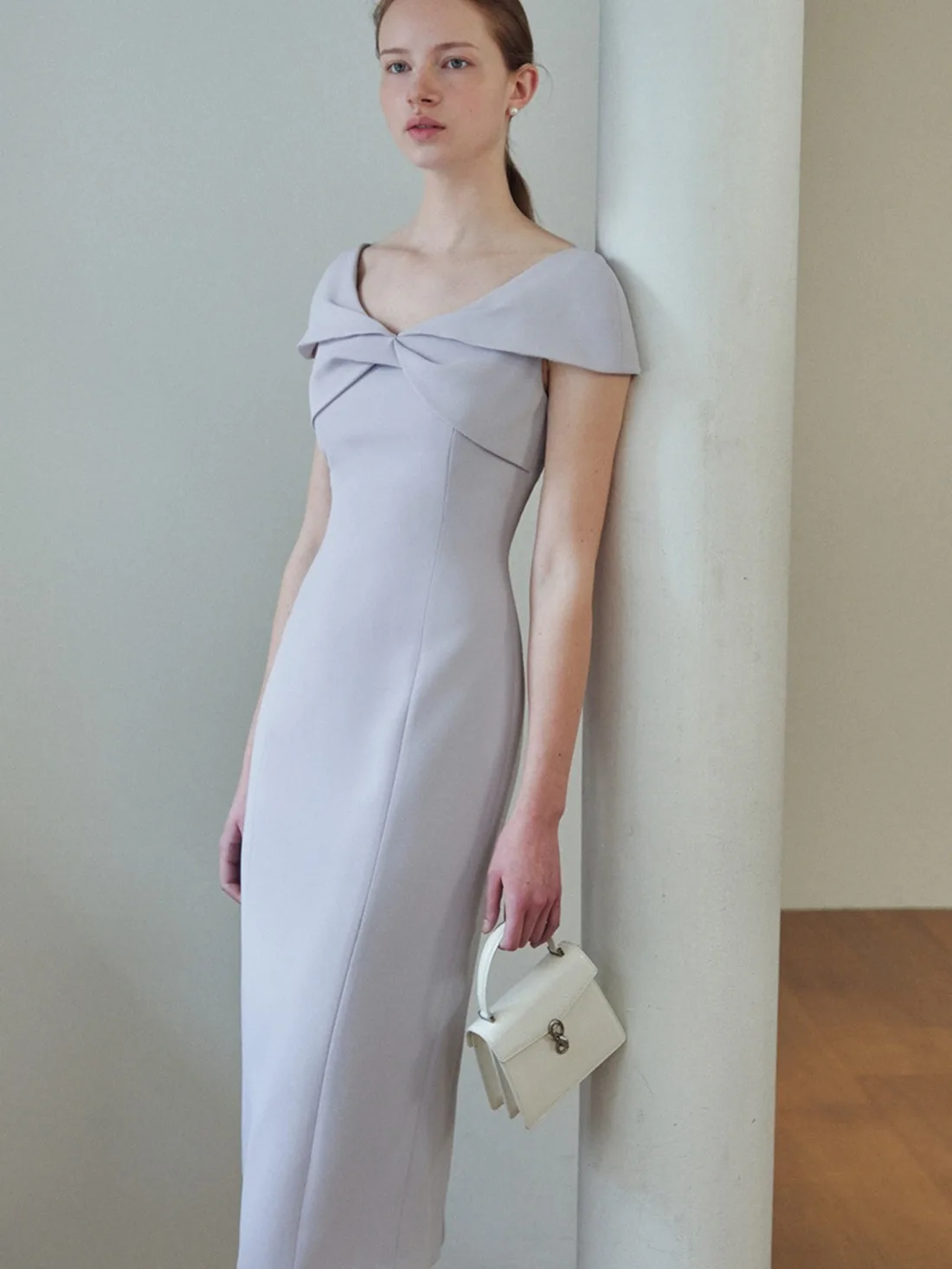 

Elegant V-Neck ShoulderBared Suit Material Dress Stylish Slim Fit Bodycon Midi Skirt Commute Formal Party Korean Style Women'...