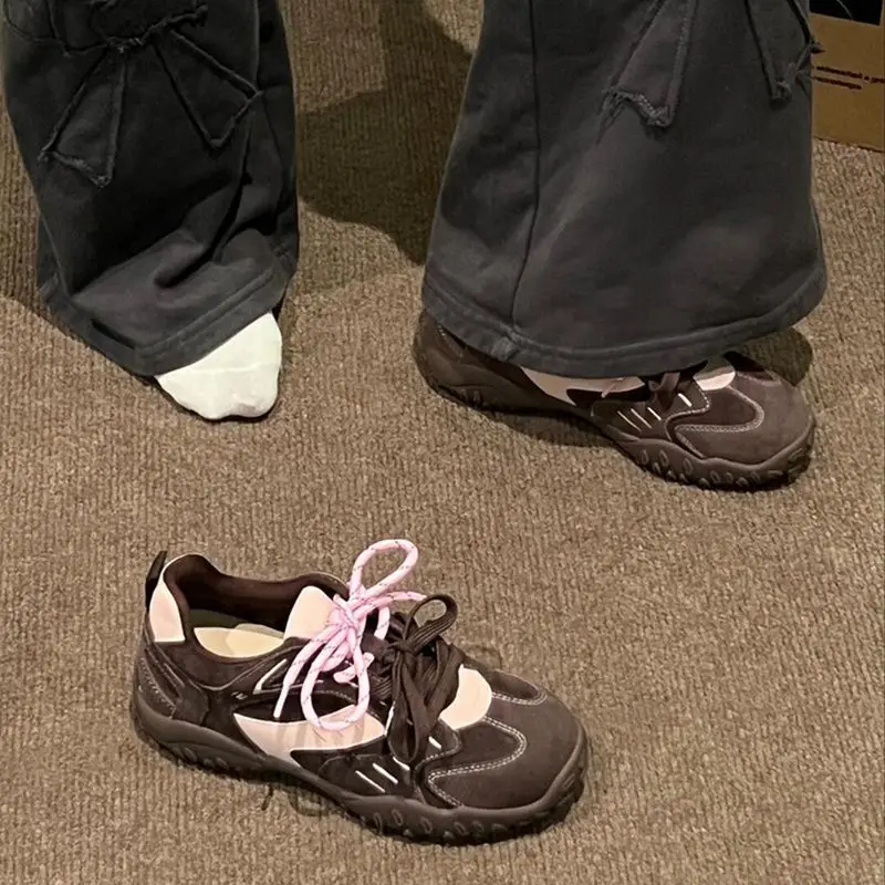 النساء أحذية رياضية مسطحة 2025 الخريف جديد جولة تو لينة وحيد المضادة للانزلاق مقاومة للاهتراء منخفضة أعلى حذاء واحد موضة أحذية رياضية كاجوال