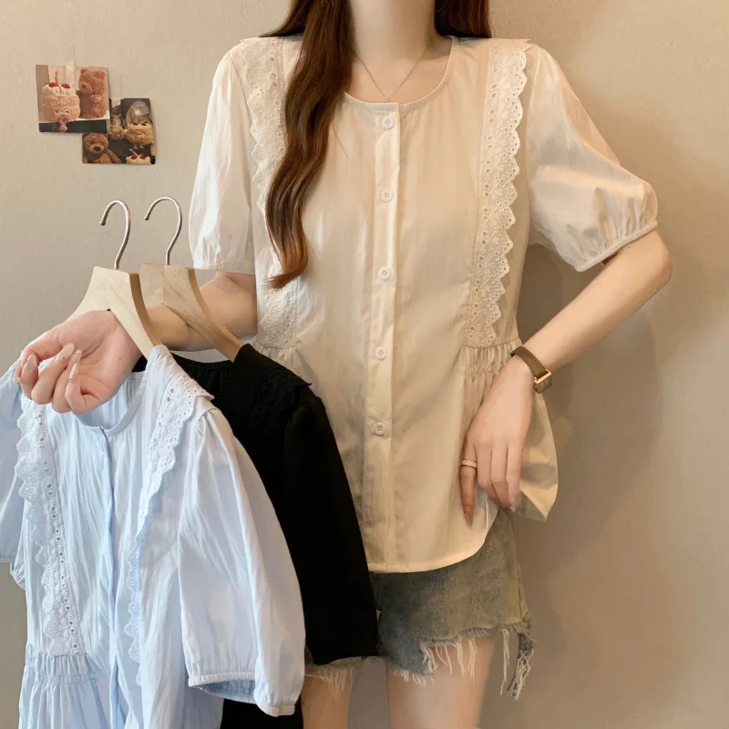 Chemisier flatteur grande taille avec bordure en dentelle et cravate à la taille, haut d'été à manches courtes