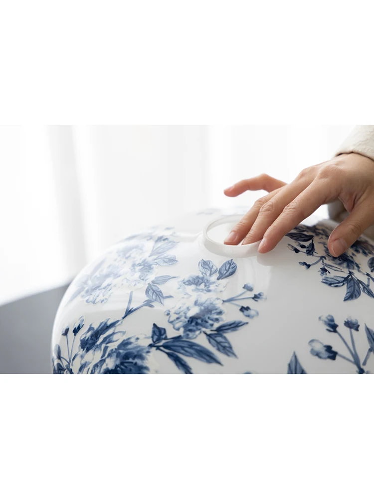 A lâmpada de mesa vitrificada medieval pode ser escurecida e carregada.