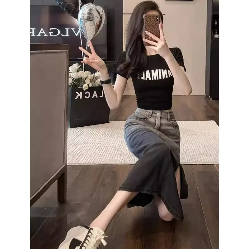 Damskie modne dopasowane czarne T-shirty z napisem, dwuczęściowe komplety z rozcięciem, spódnicami jeansowymi z wysokim stanem, letnie zestawy z krótkim rękawem i jeansami.