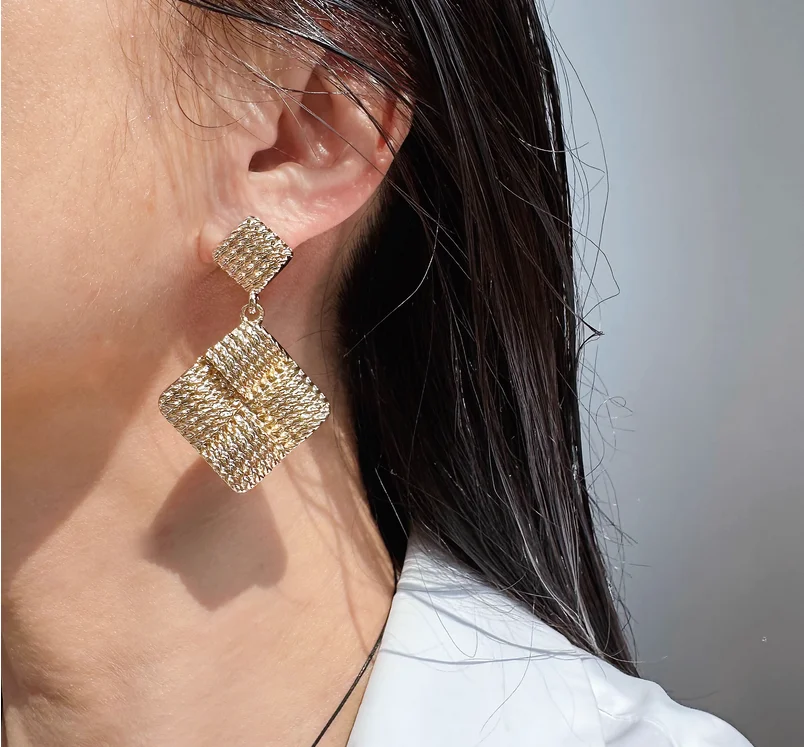 

Ювелирные изделия для внешней торговли, европейские и американские нишевые модные серьги с геометрическим узором и бриллиантами, женские тканые текстурированные металлические серьги