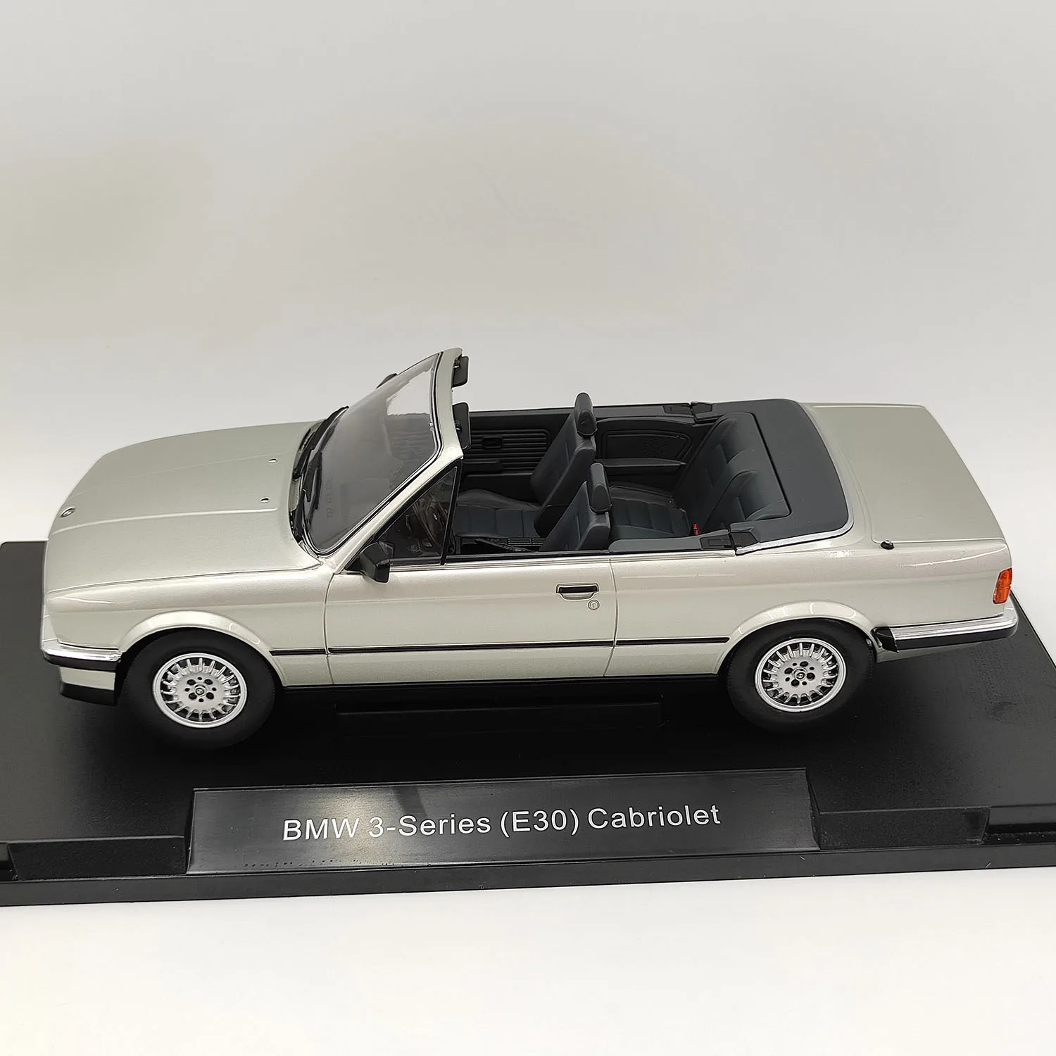 Diecast MODELCAR 1/18 Schaal BMW 3-serie E30 Converteerbare Legering Model Auto Collectible Toy Gift Souvenir Display Ornament