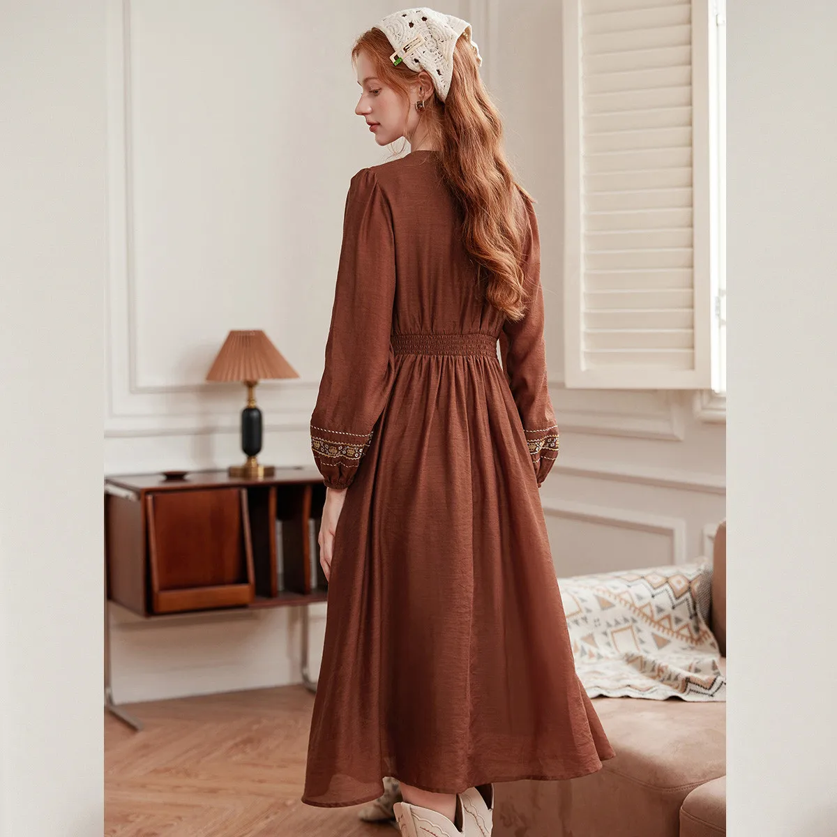 LOUIS YAO Abito da donna ricamato stile bohemien 2025 Abito lungo autunnale con nappa e cravatta a spalla dritta Abito a maniche lunghe