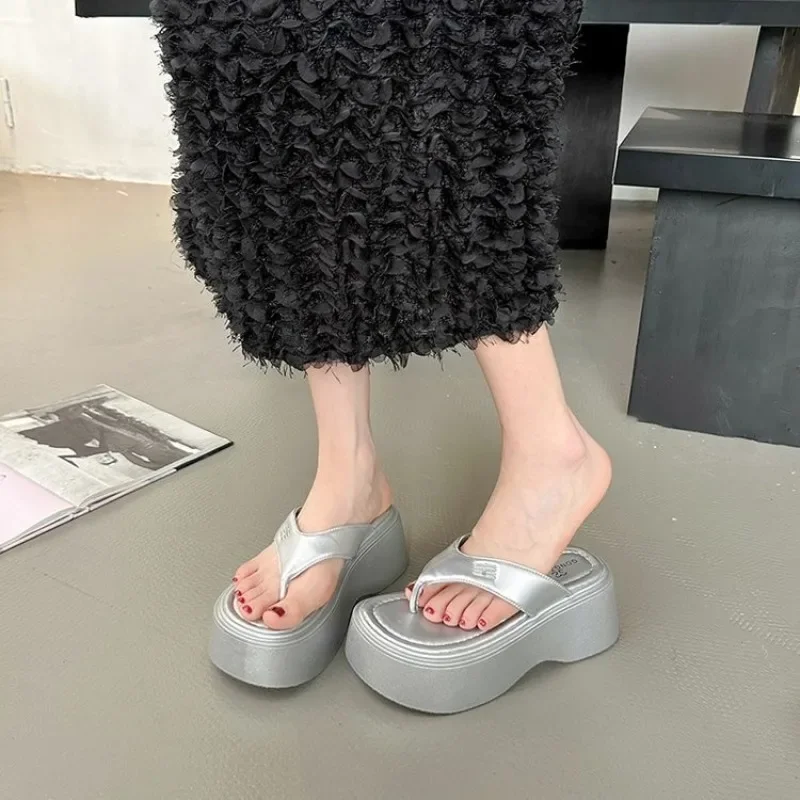 Slope heel thick soled herringbone slippers for women's outerwear, new summer 2024 casual fashion versatile clip on sandals