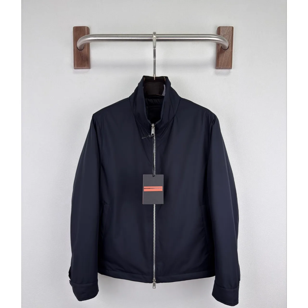 

Легкая мужская куртка-пуховик с воротником-стойкой, мягкая, теплая, ветрозащитная, из прочной полиэстеровой ткани, с наполнителем из белого пуха.