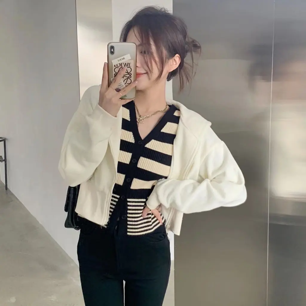 

Women's Striped V-Neck Knitted Base Shirt Slim-Fitting Waist-Cinching Short Style for Layering Elegant Autumn Winter Design